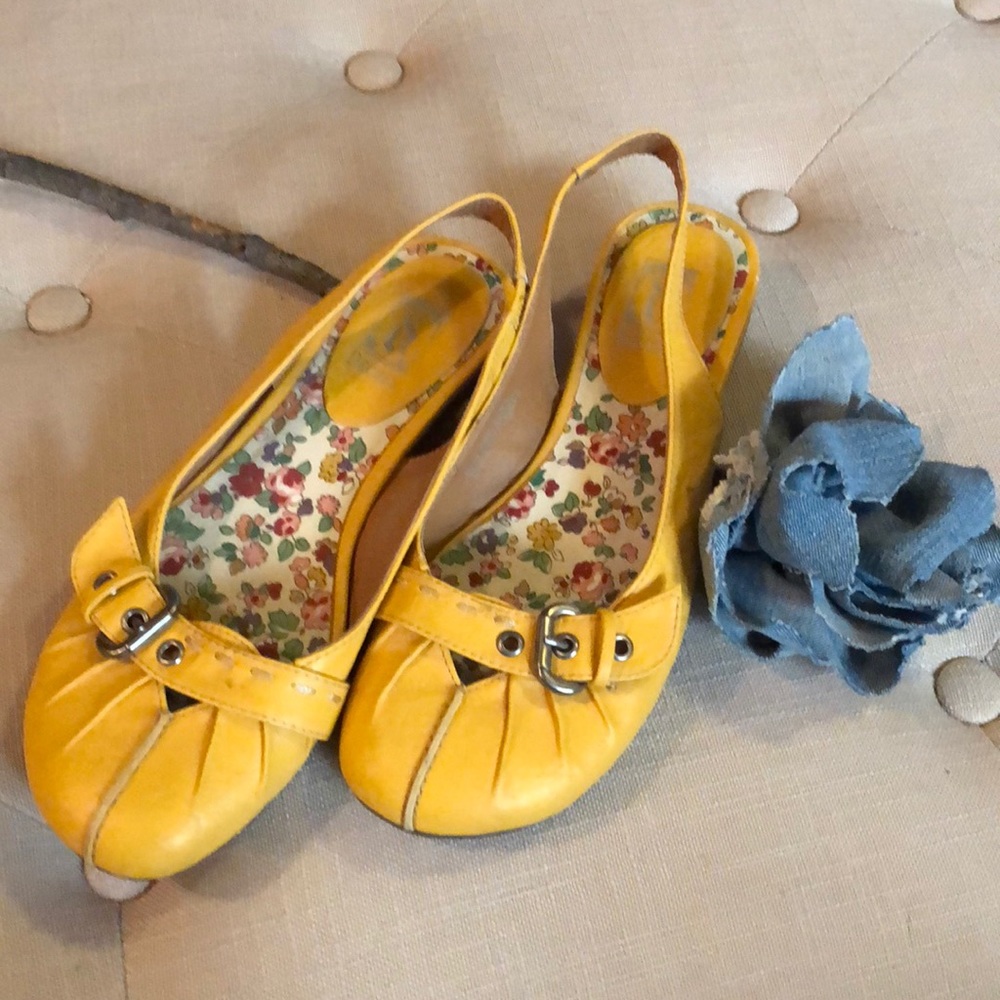 Decree Buckled Slides size 61/2